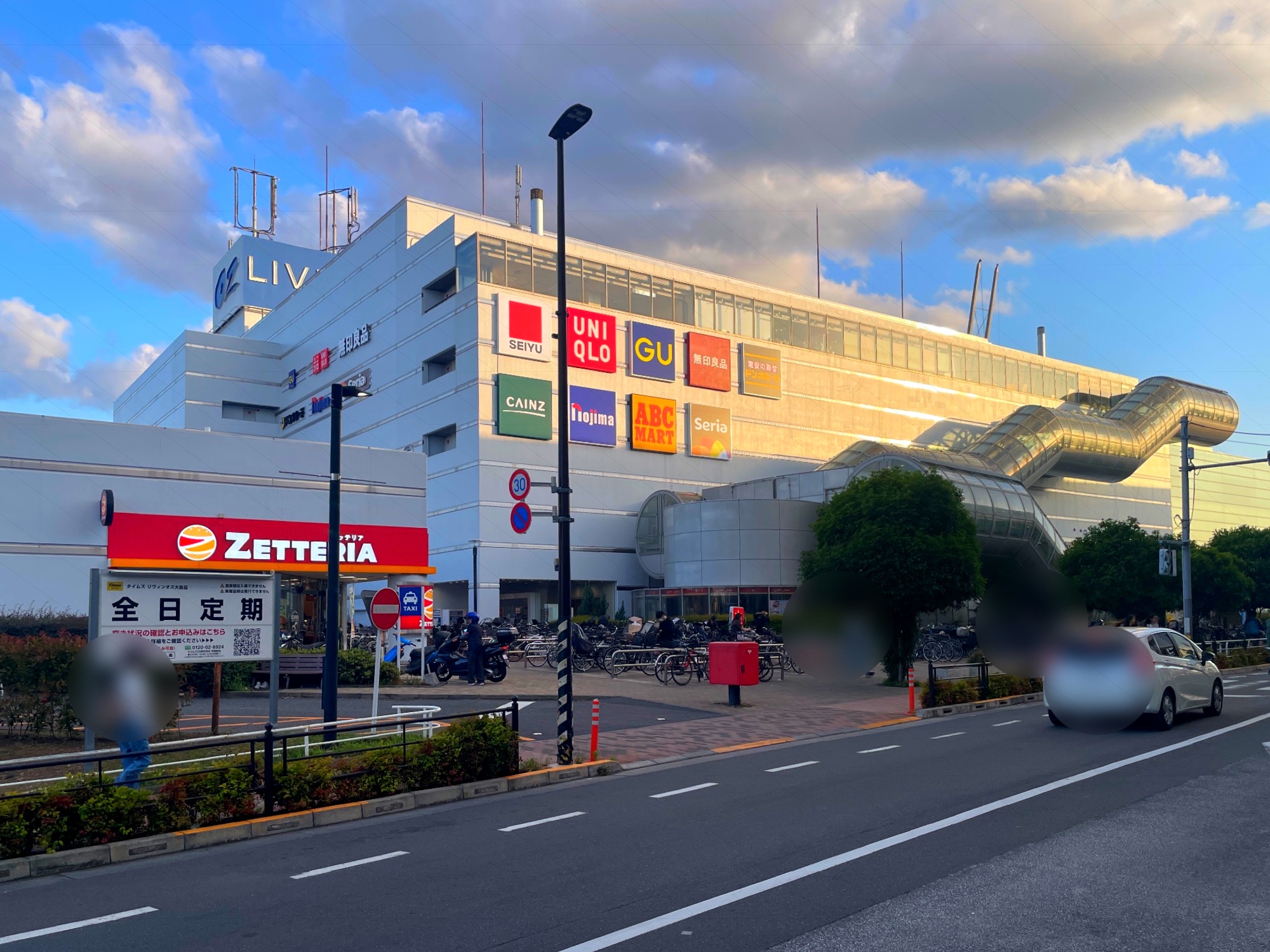 昨年10月にリニューアルオープンしたリヴィンオズ大泉店。シースルーのチューブ型のエスカレーターがランドマークで建築デザインも高く評価されている。建物名はプラッツ大泉で西武グループ(鉄道)も運営に関与している。