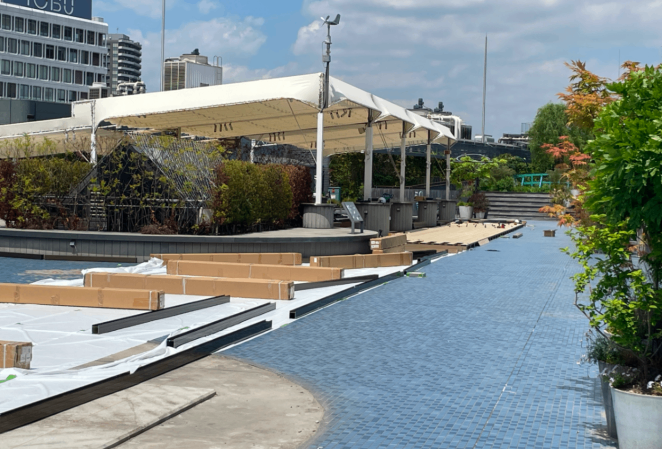 2025年5月頃。屋上の大部分が閉鎖され既存装飾の一部の撤去とウッドデッキの構築が始まった