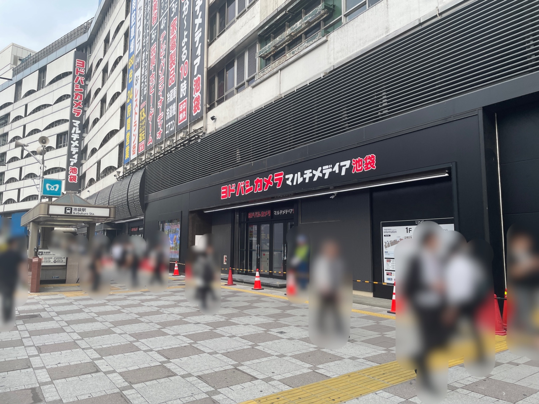開業日当日の明治通りから見た本館北側入店口(旧ルイ・ヴィトン)