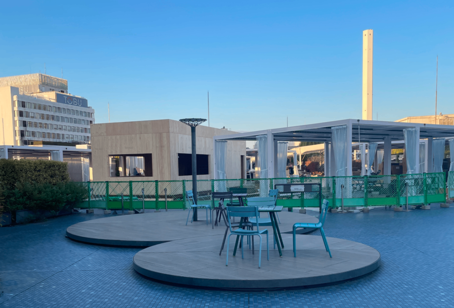 2025年11月頃。ウッドデッキのほか、屋根や新たな構造物が確認できる。この後バーベキューグリル、ソファーなどが設置された