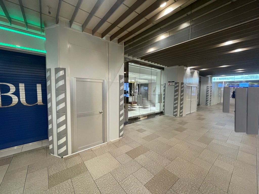 地下コンコースに面した部分の工事開始前と後の様子