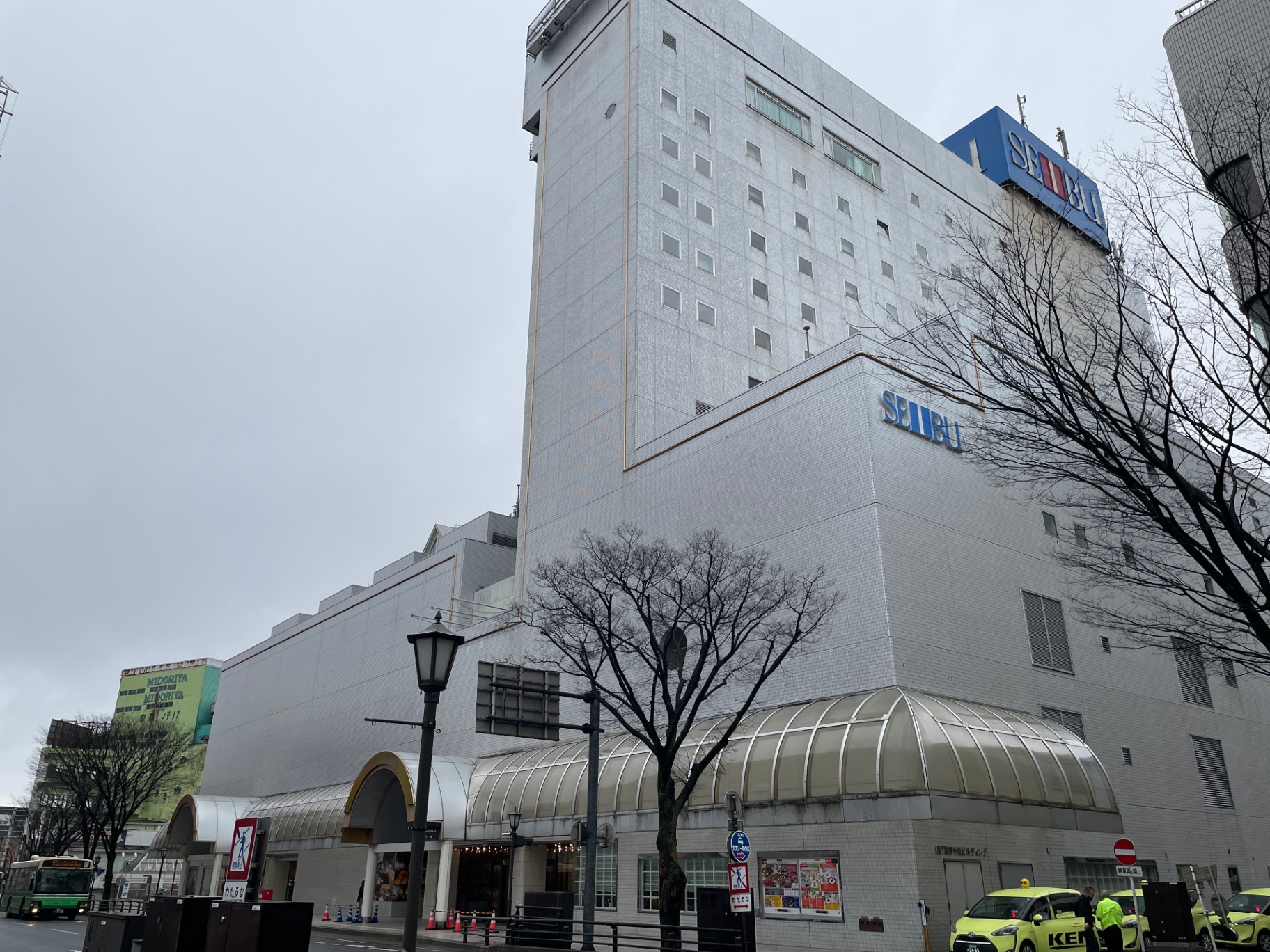 秋田中央ビルディングの最上部にはSEIBU看板があるが、あまりどの方角からも見えない
