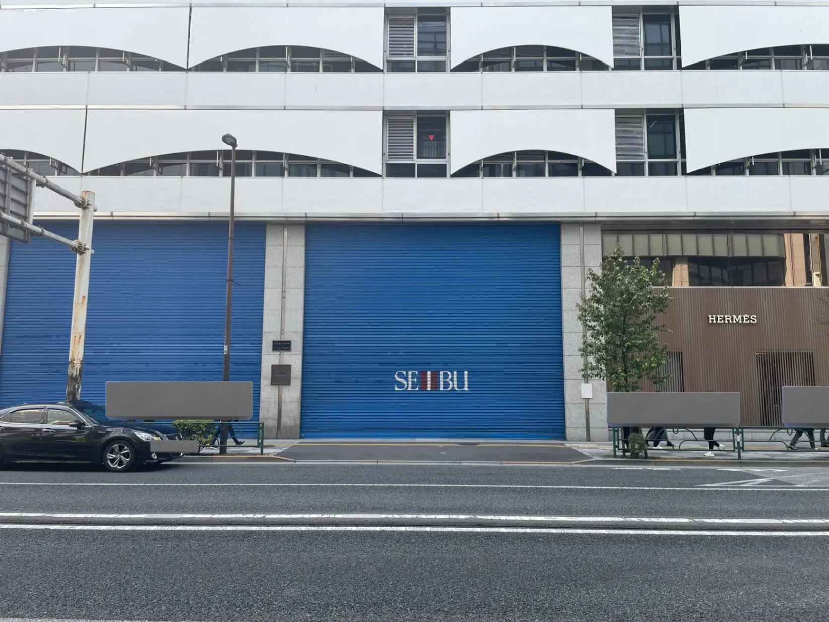 元々車寄せがあったところを道を挟んだ対岸から見た画像。左端に道路案内標識があるのがわかるだろう。