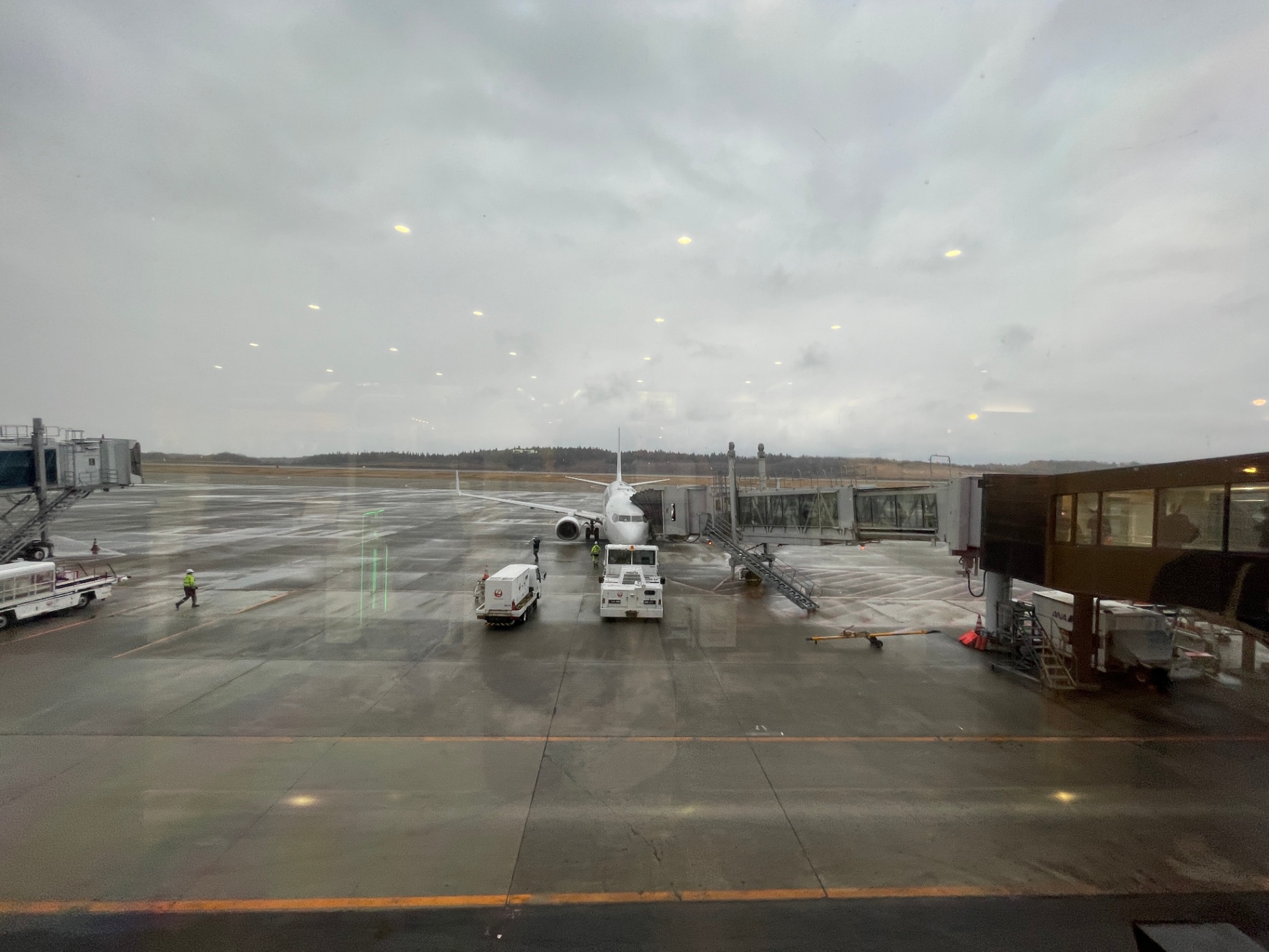 16:00台秋田発JAL便は羽田到着後、例の小松便として小松空港に向かうのだろう