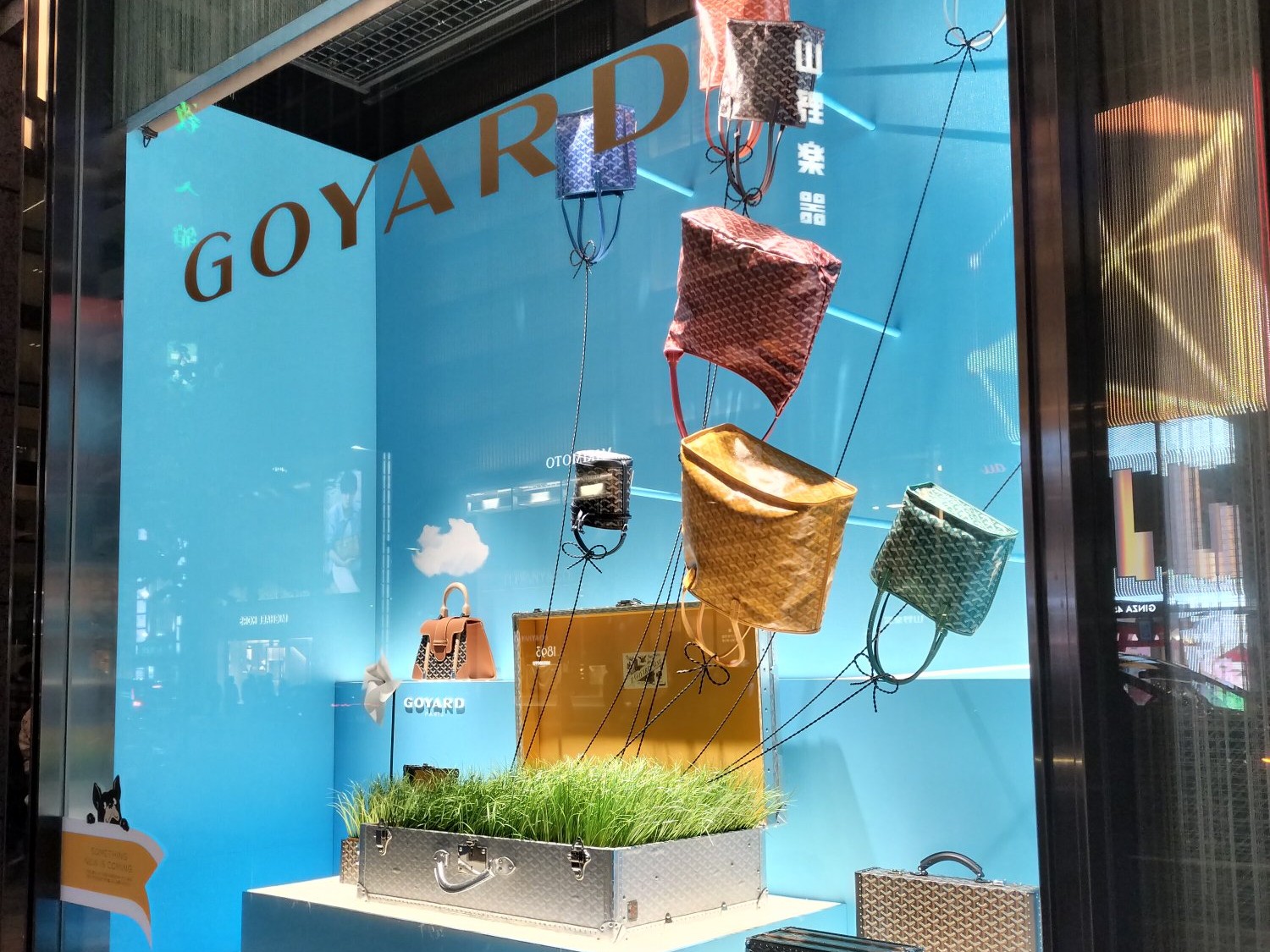 銀座三越のショーウィンドウ。
フランスの高級ブランドゴヤールができるらしい。元々あった服飾雑貨は上層階に縮小移転…