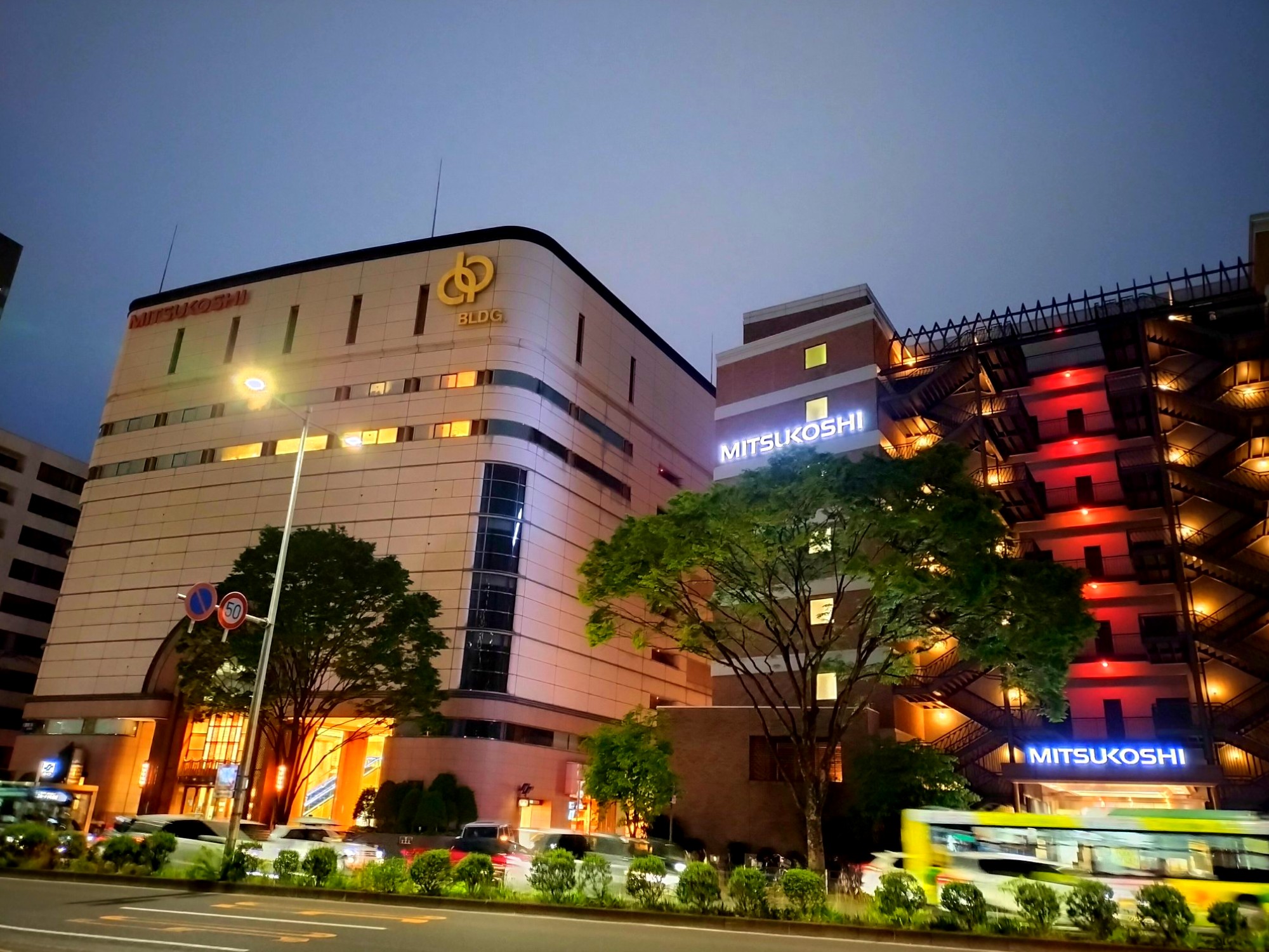仙台三越
藤崎百貨店に比べて売上は低いものの、首都圏のグループ店舗と連携した営業施策や、広々として使い勝手の良いデパ地下等で差別化を図っている。
ライオン像には仙台・青葉まつりの装飾がされていた。仙台三越と藤崎ですずめ踊りコラボ演舞が行われるようだ。