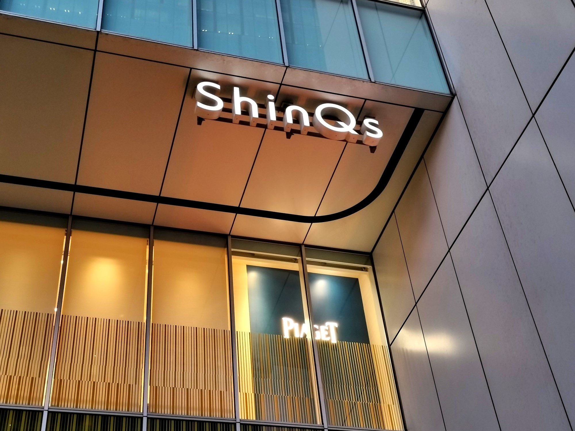 店名変更が予定されている渋谷ヒカリエ ShinQs。
変更後は百貨店屋号が付く。
開業当初は従来の百貨店とは異なる新コンセプト店舗としての役割を果たしていたが、東急本店閉店後の改装で百貨店らしいMDが強まっていたので妥当な判断かもしれない。