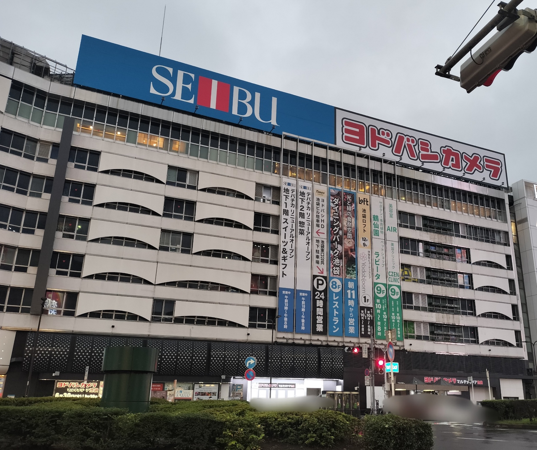 ヨドバシカメラ開店直前 家電量販店のデザインになってしまった